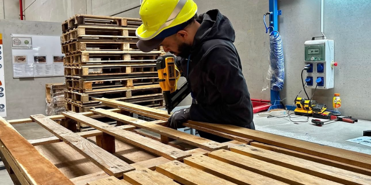 Manutan développe son atelier de réparation de palettes 
